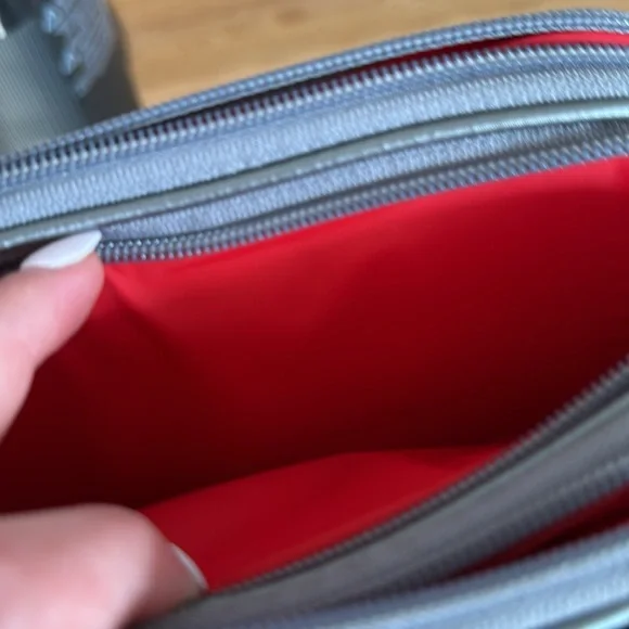 oliver thomas 24 + 7 triple threat crossbody metallic silver - Picture 8 of 16